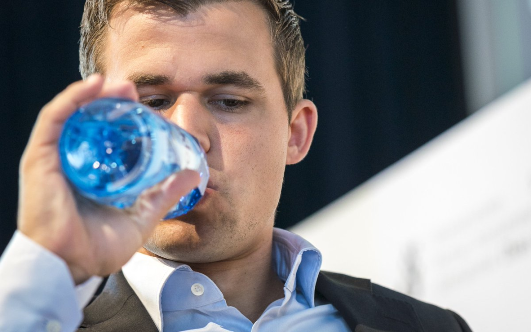 Pourquoi Magnus Carlsen boit autant d’eau pendant les parties d’échecs